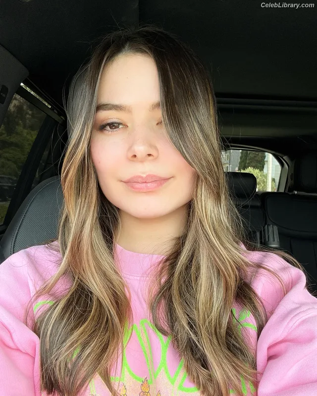 Miranda Cosgrove photo 1 of 264