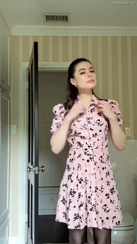 Miranda Cosgrove photo 2 of 264