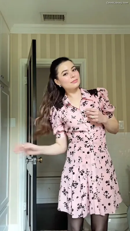 Miranda Cosgrove photo 3 of 264