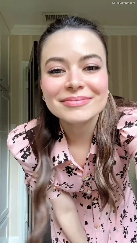 Miranda Cosgrove photo 6 of 264