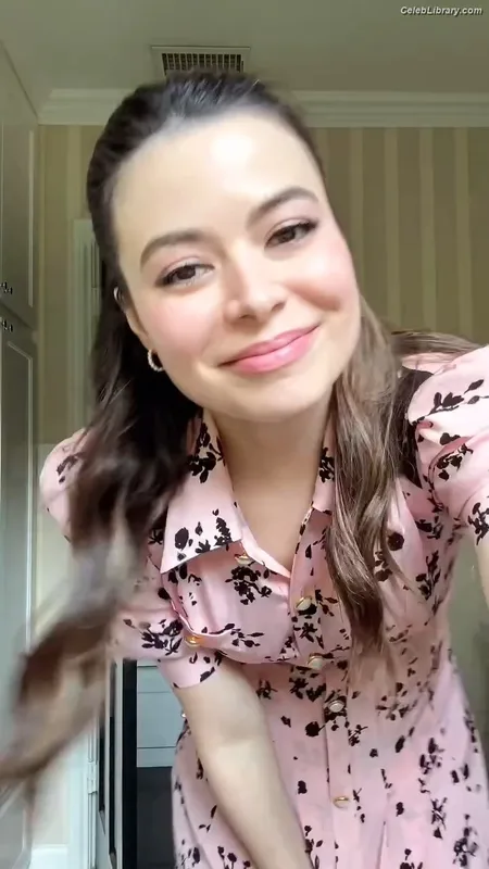 Miranda Cosgrove photo 7 of 264