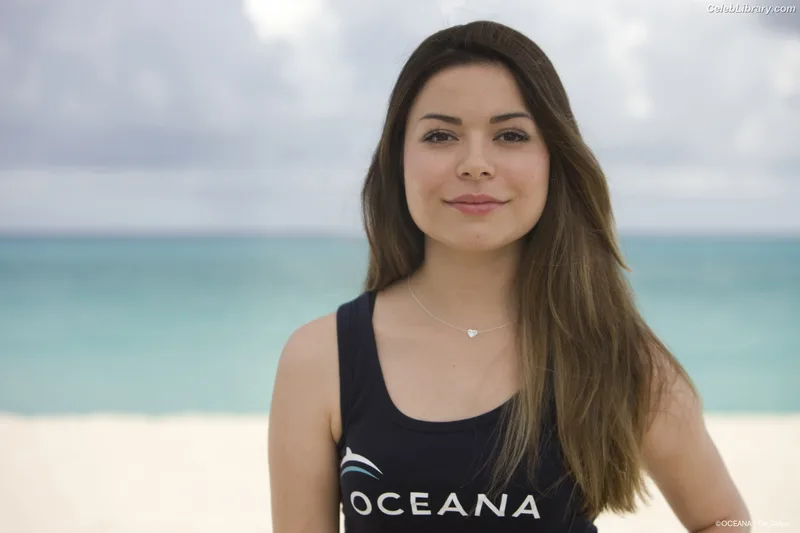 Miranda Cosgrove photo 9 of 264