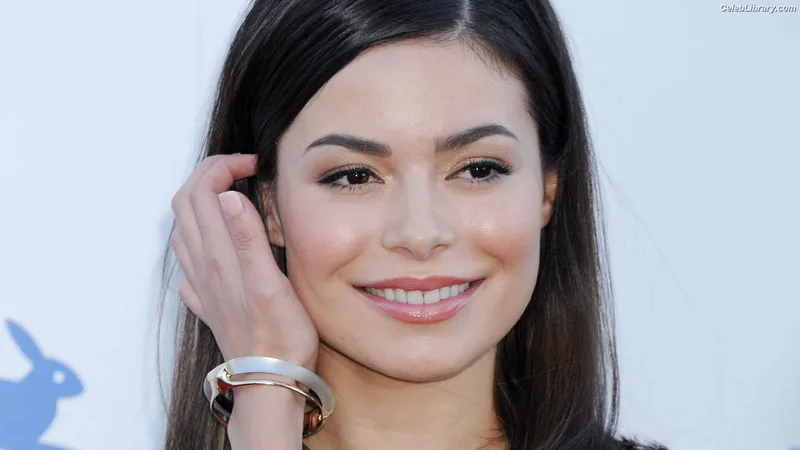 Miranda Cosgrove photo 10 of 264