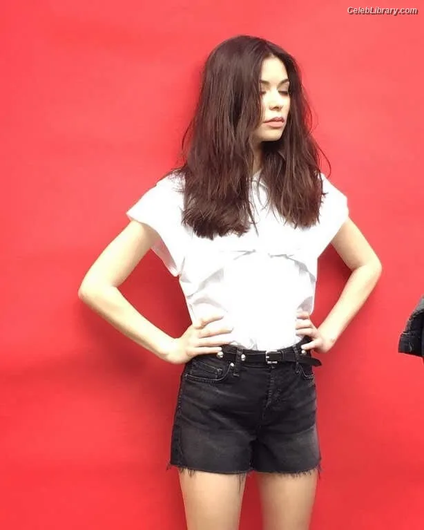 Miranda Cosgrove photo 11 of 264