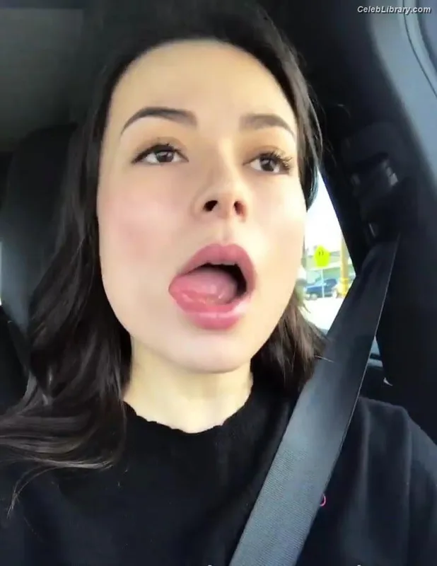 Miranda Cosgrove photo 12 of 264