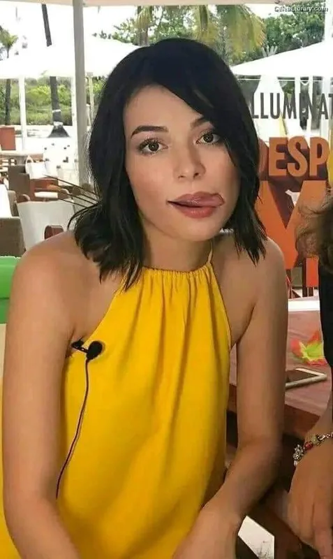 Miranda Cosgrove photo 1 of 264