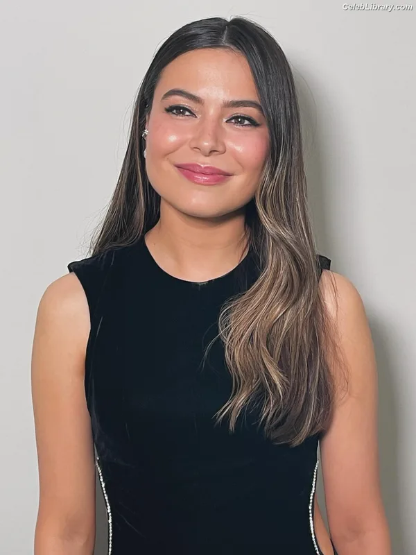 Miranda Cosgrove photo 4 of 264