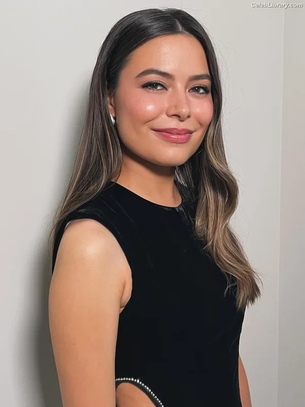 Miranda Cosgrove photo 6 of 264