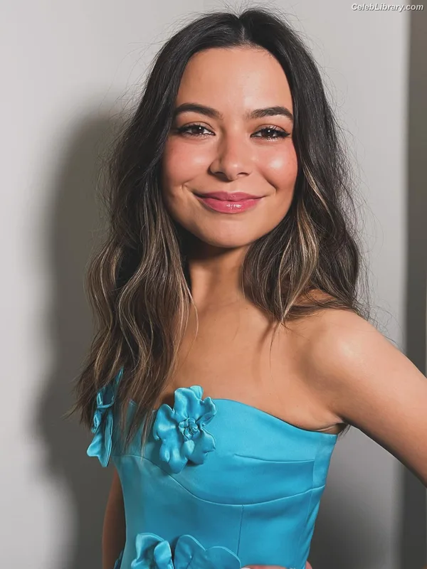 Miranda Cosgrove photo 8 of 264