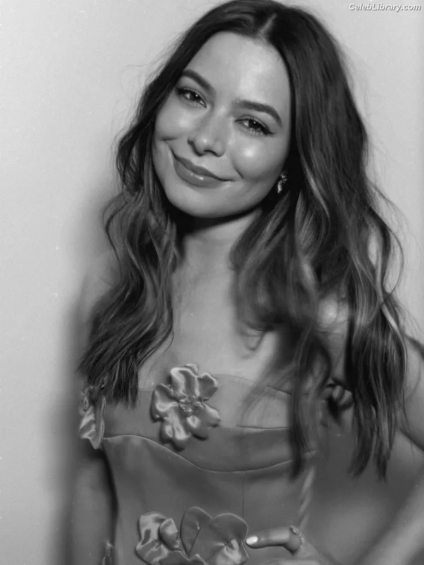 Miranda Cosgrove photo 9 of 264