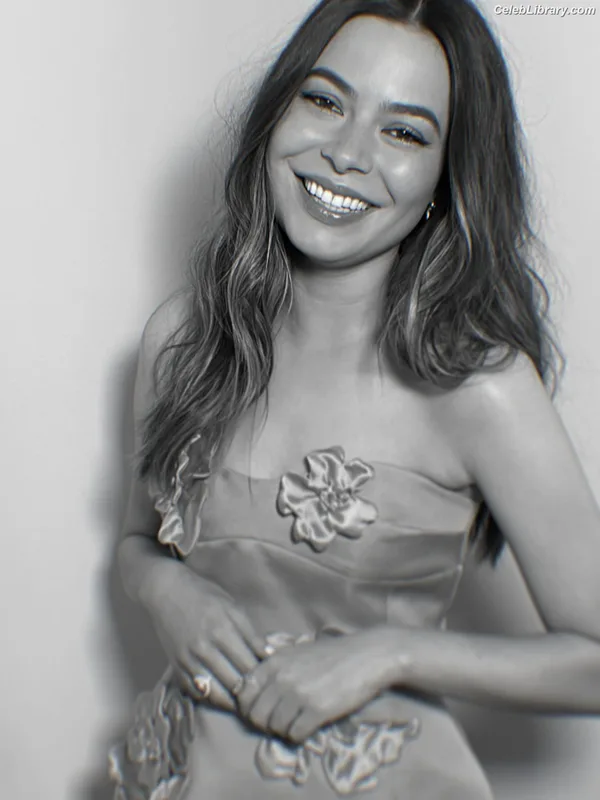 Miranda Cosgrove photo 10 of 264