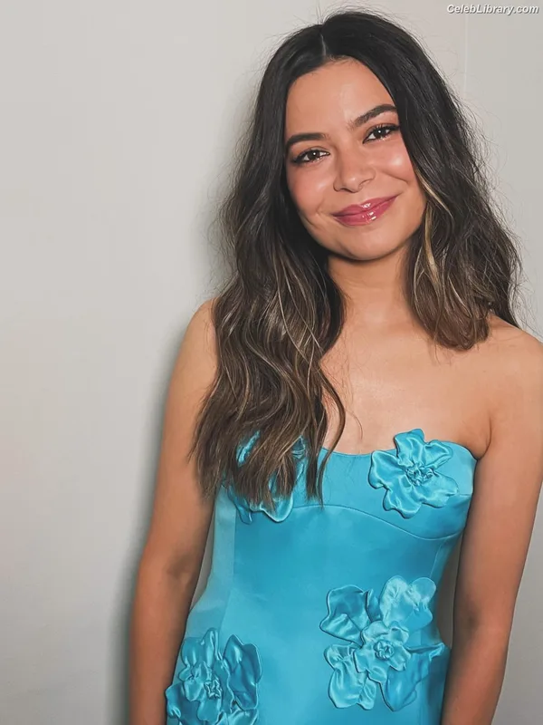 Miranda Cosgrove photo 11 of 264