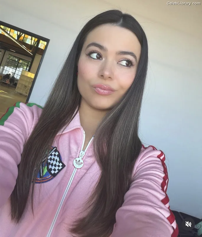Miranda Cosgrove photo 13 of 264
