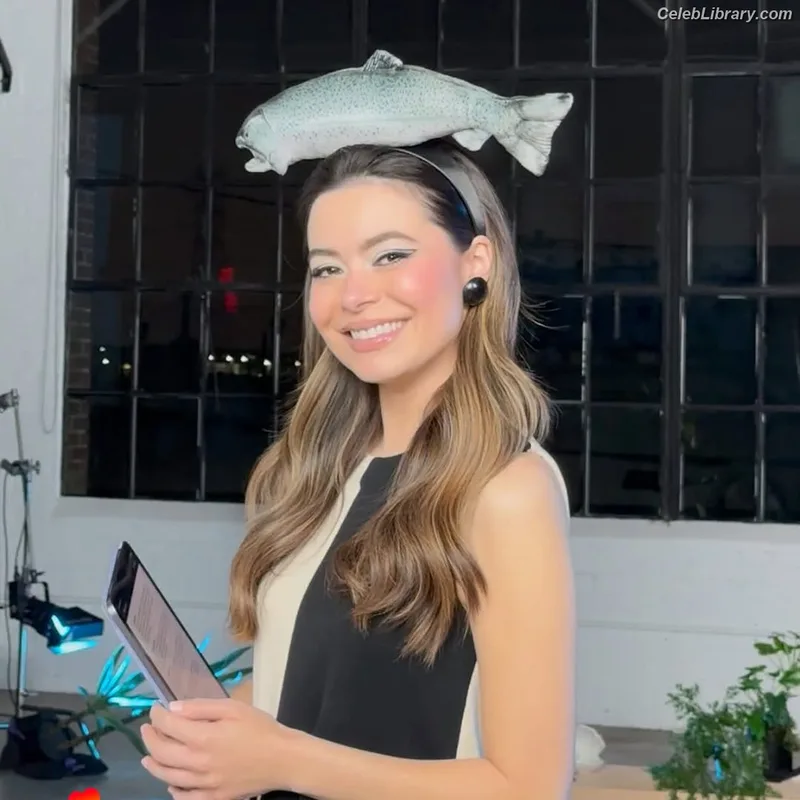 Miranda Cosgrove photo 24 of 264