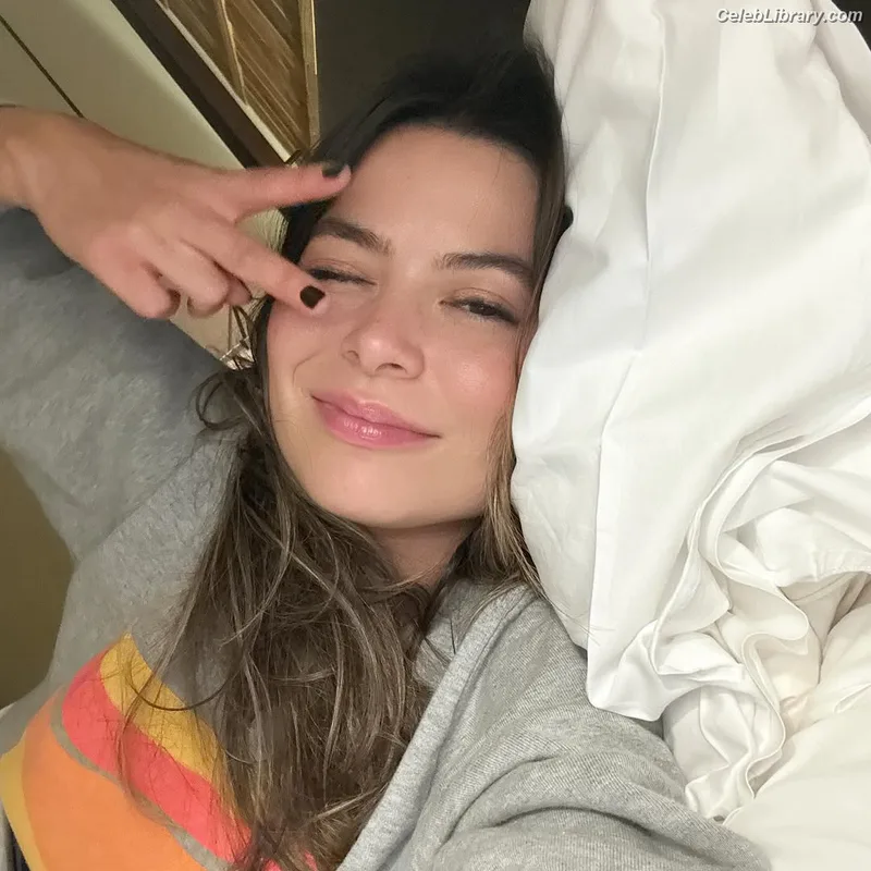 Miranda Cosgrove photo 1 of 264