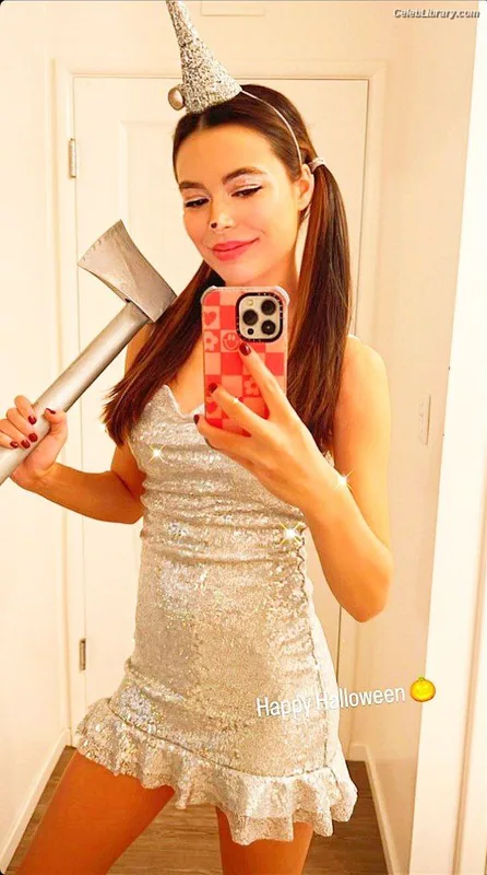 Miranda Cosgrove photo 2 of 264
