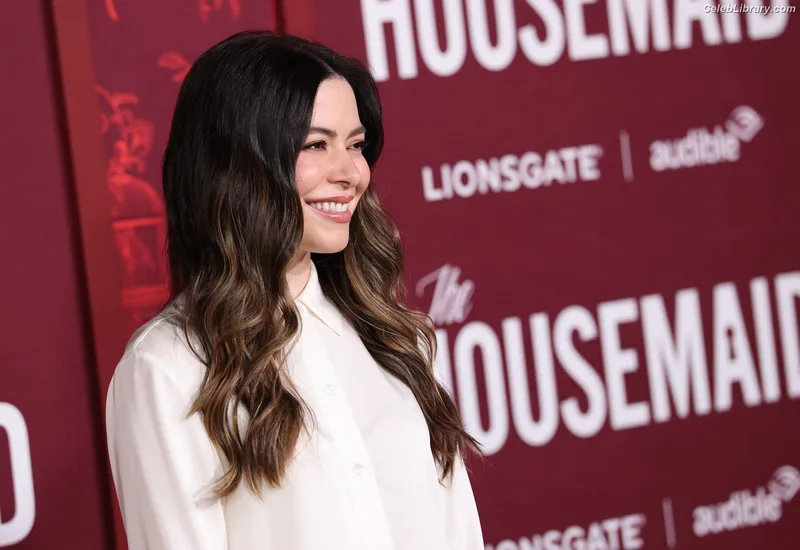 Miranda Cosgrove photo 9 of 264