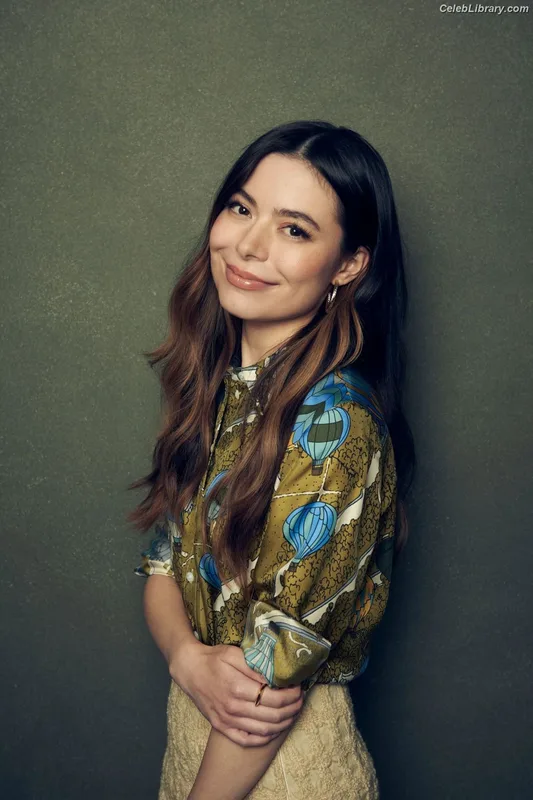 Miranda Cosgrove photo 14 of 264