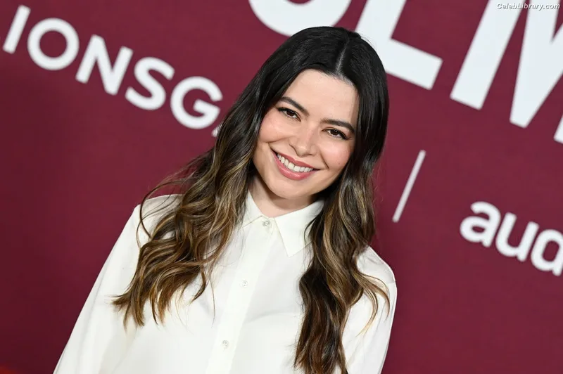 Miranda Cosgrove photo 23 of 264
