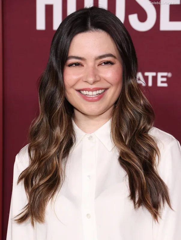 Miranda Cosgrove photo 1 of 264