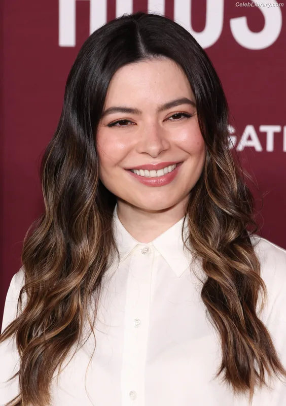 Miranda Cosgrove photo 2 of 264