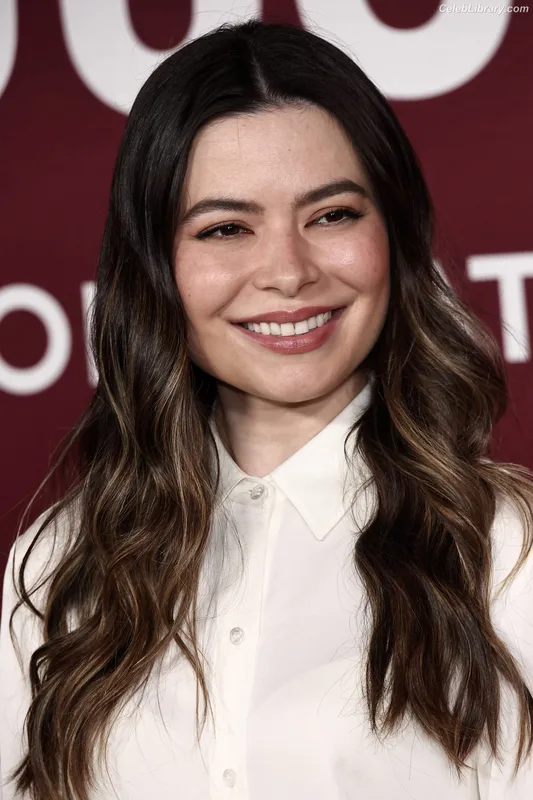 Miranda Cosgrove photo 3 of 264