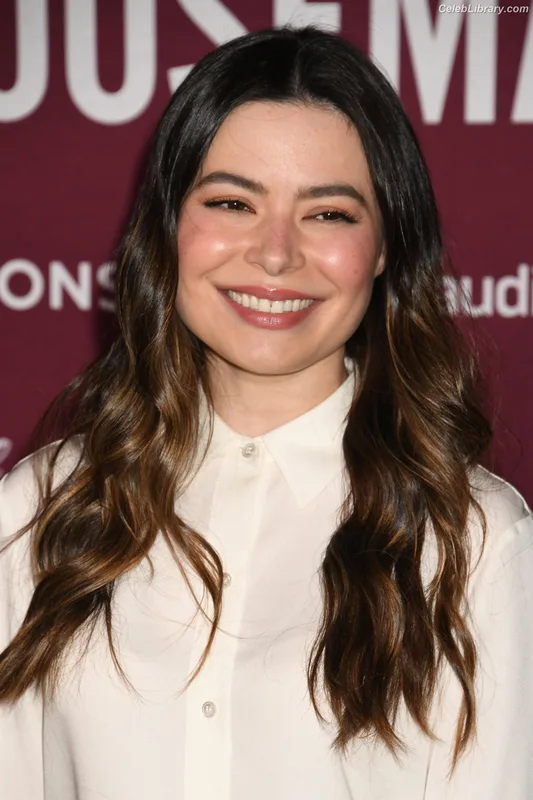 Miranda Cosgrove photo 4 of 264