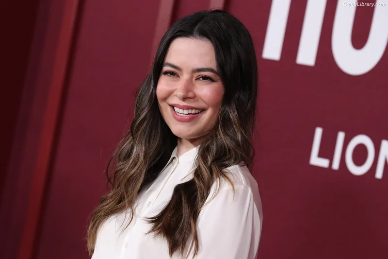 Miranda Cosgrove photo 9 of 264