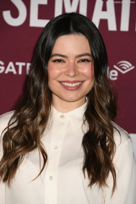 Miranda Cosgrove photo 14 of 264