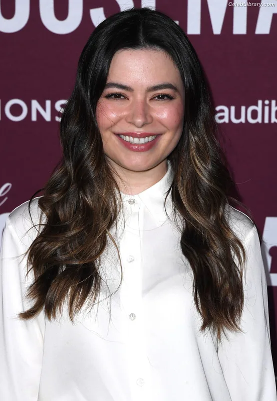 Miranda Cosgrove photo 1 of 264