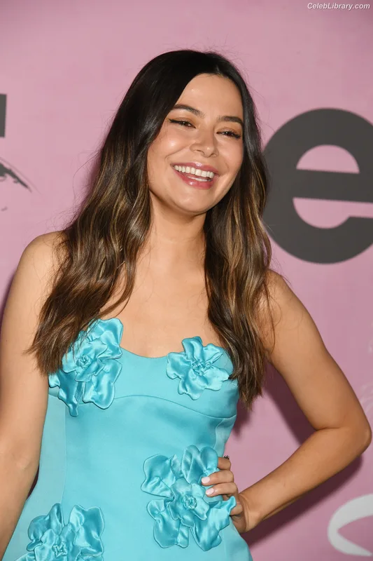 Miranda Cosgrove photo 2 of 264