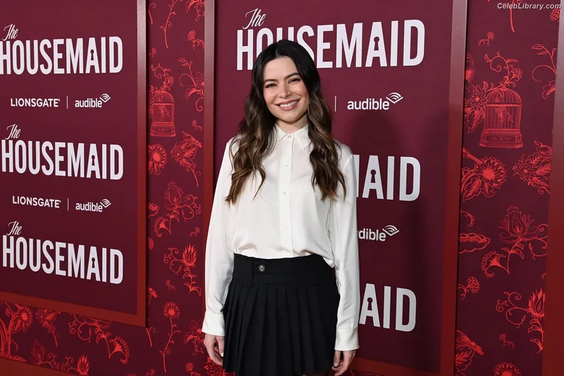 Miranda Cosgrove photo 17 of 264