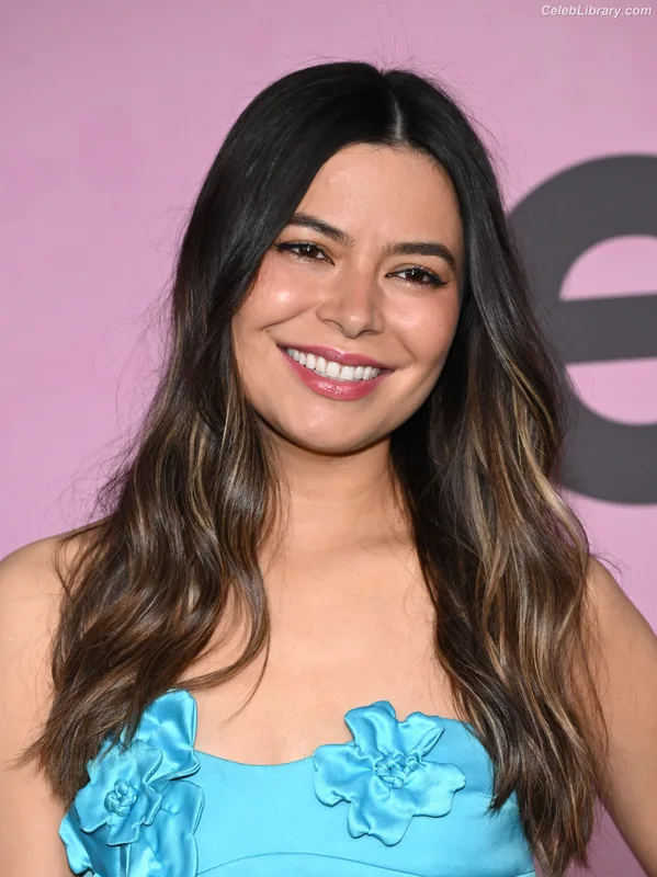 Miranda Cosgrove photo 24 of 264