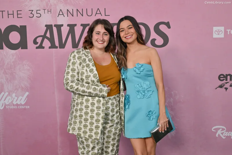 Miranda Cosgrove photo 2 of 264