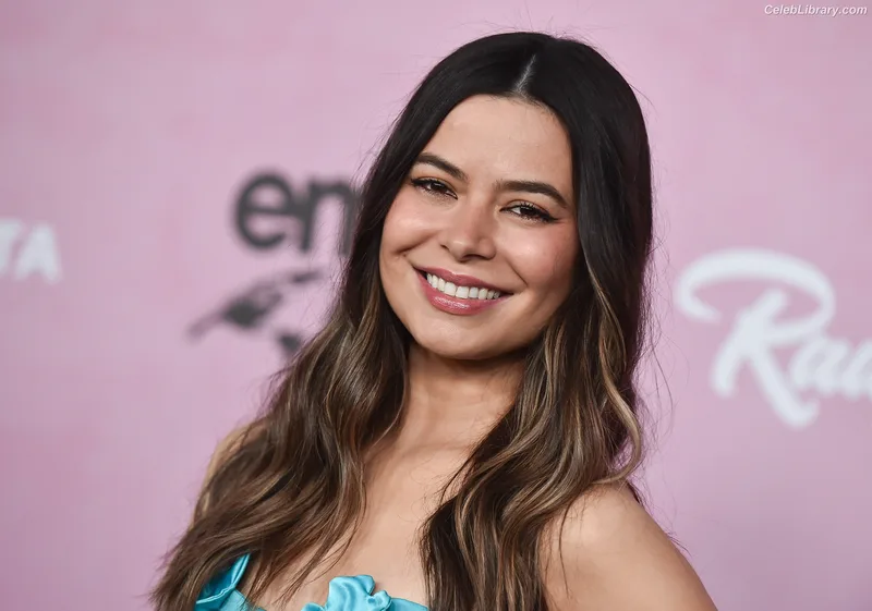 Miranda Cosgrove photo 11 of 264