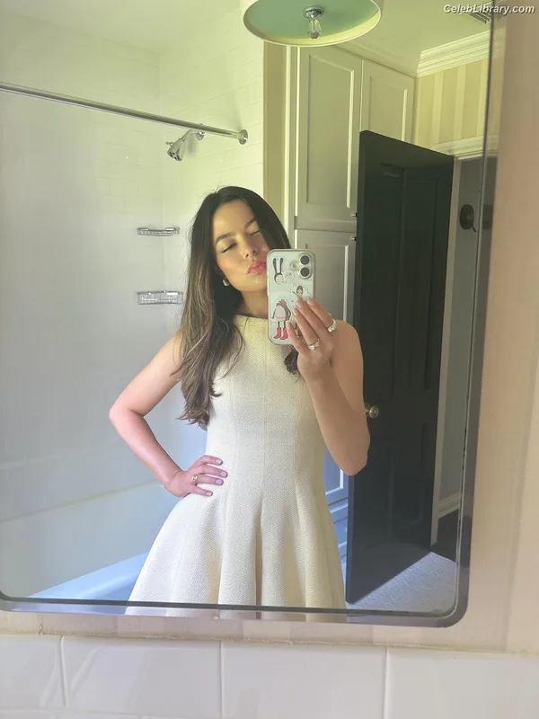 Miranda Cosgrove photo 13 of 264