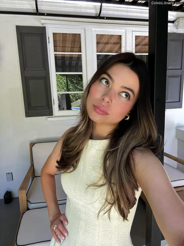 Miranda Cosgrove photo 14 of 264