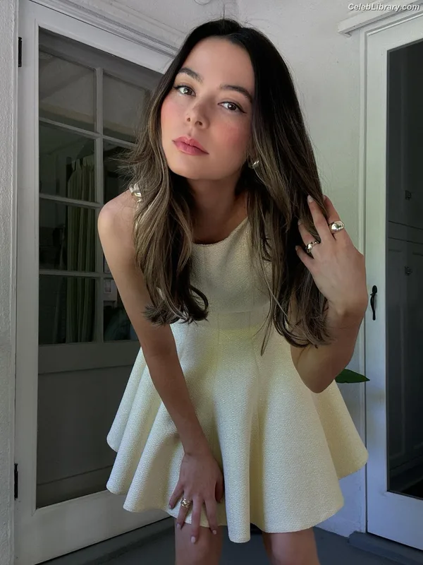 Miranda Cosgrove photo 15 of 264