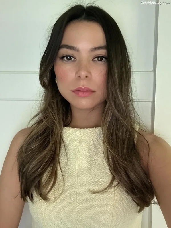 Miranda Cosgrove photo 16 of 264