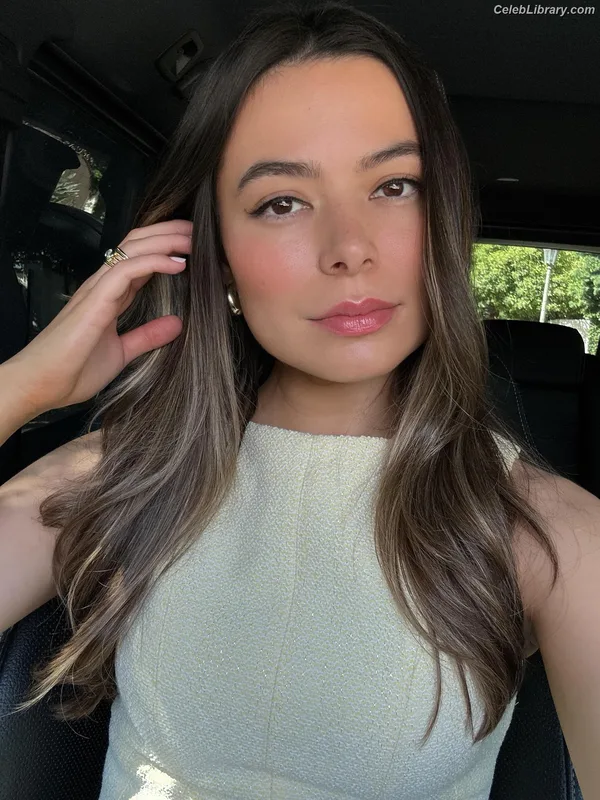 Miranda Cosgrove photo 17 of 264