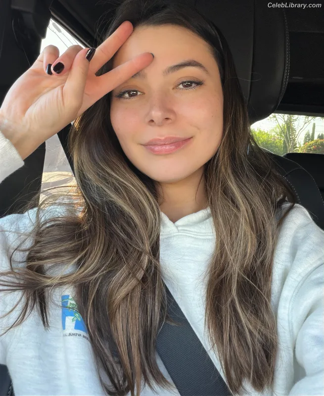 Miranda Cosgrove photo 18 of 264