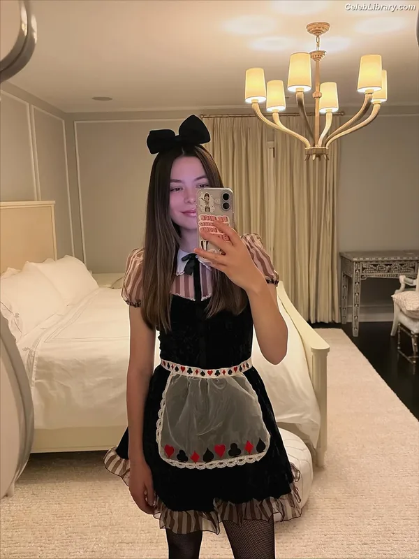 Miranda Cosgrove photo 23 of 264