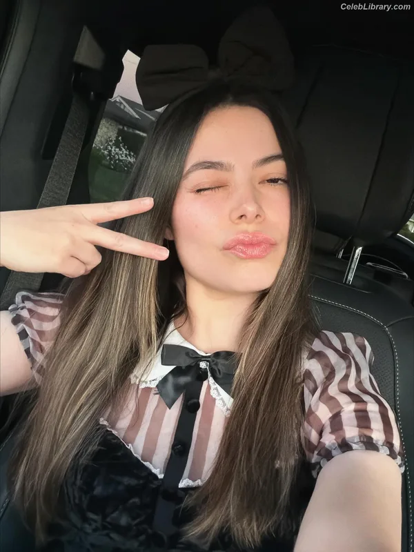 Miranda Cosgrove photo 24 of 264