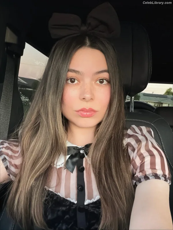 Miranda Cosgrove photo 1 of 264