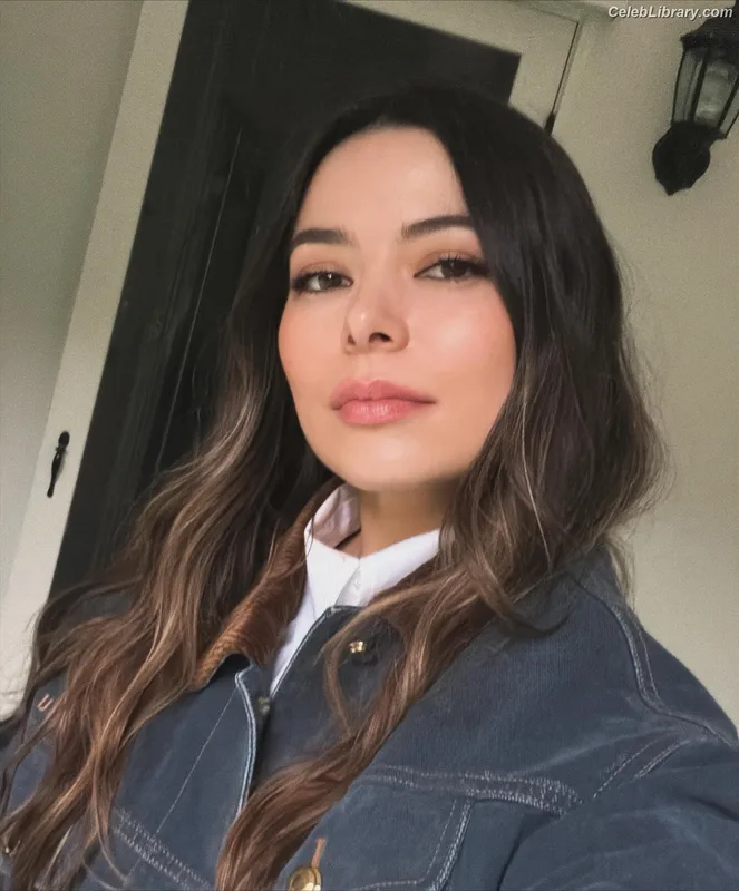 Miranda Cosgrove photo 3 of 264