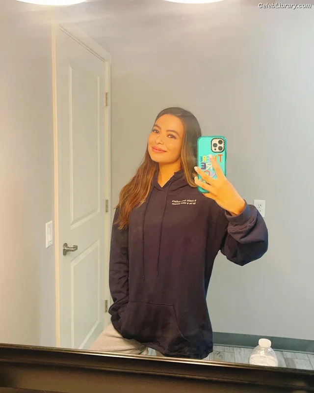 Miranda Cosgrove photo 6 of 264
