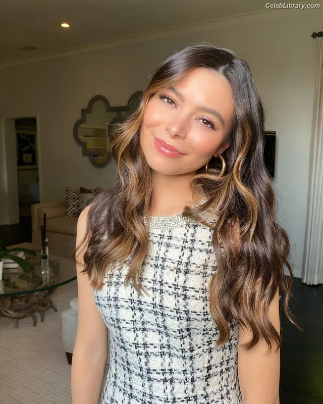 Miranda Cosgrove photo 8 of 264