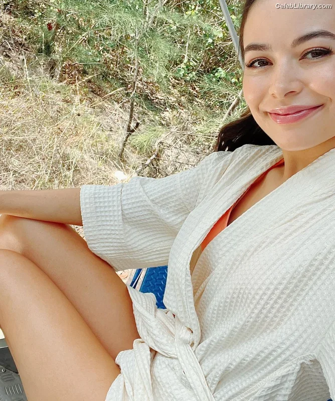Miranda Cosgrove photo 24 of 264