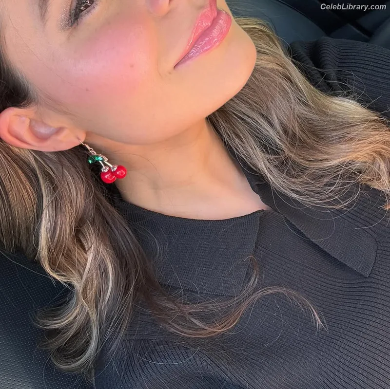 Miranda Cosgrove photo 4 of 264