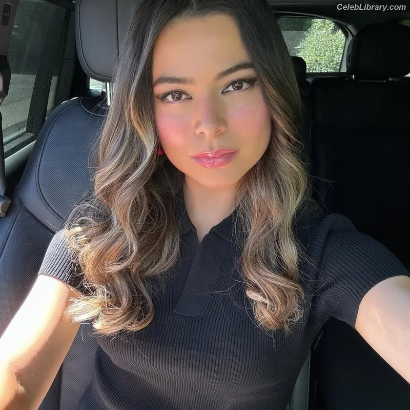 Miranda Cosgrove photo 5 of 264